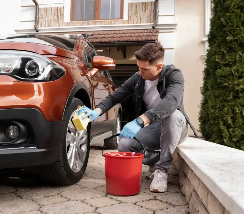 Lavage auto à domicile Castéra-Verduzan : professionnel intervenant sur un véhicule